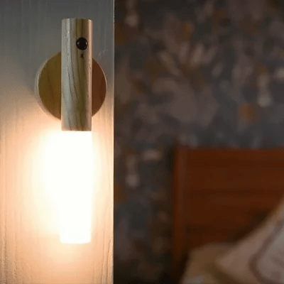Moderne væglampe i træ med LED og bevægelsessensor