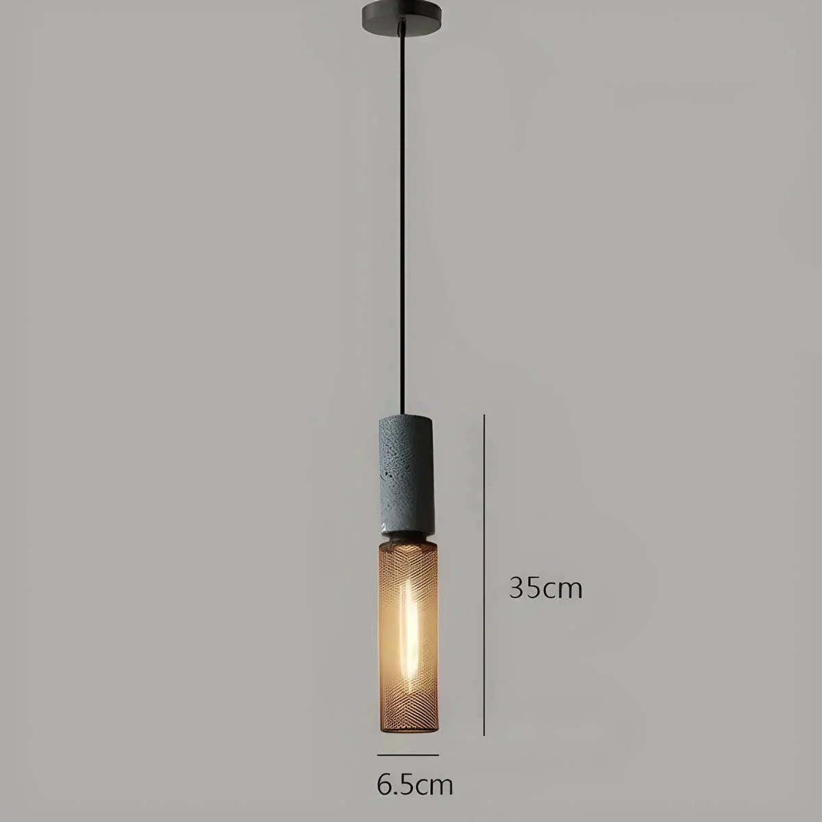 Industriel pendellampe med metallisk trådskærm og LED