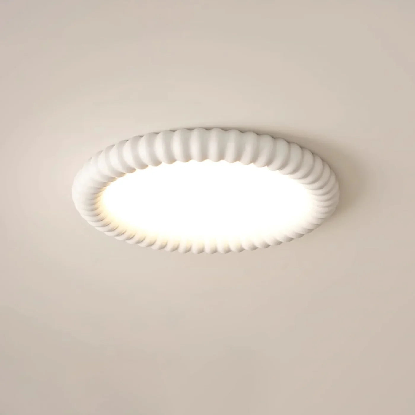 Moderne loftlampe med LED og dekorativ bølgeramme