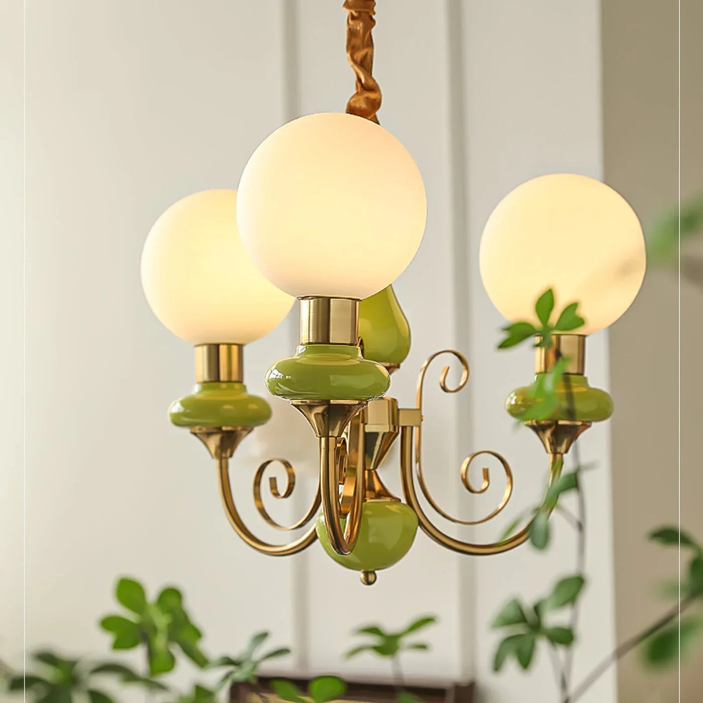 Elegant retro lysekrone med grønne detaljer
