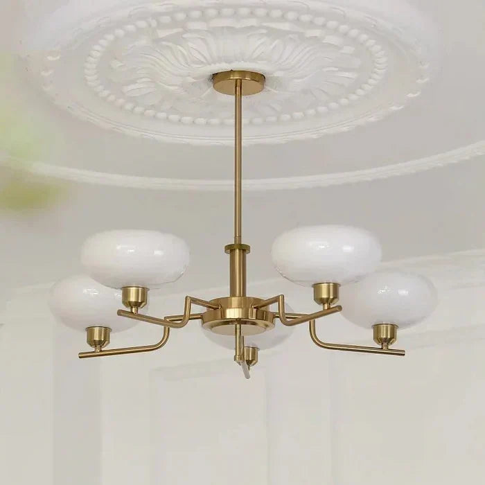 Moderne lysekrone med opalglas skærme