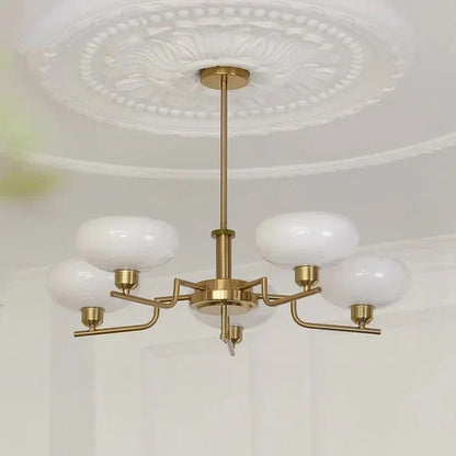 Moderne lysekrone med opalglas skærme