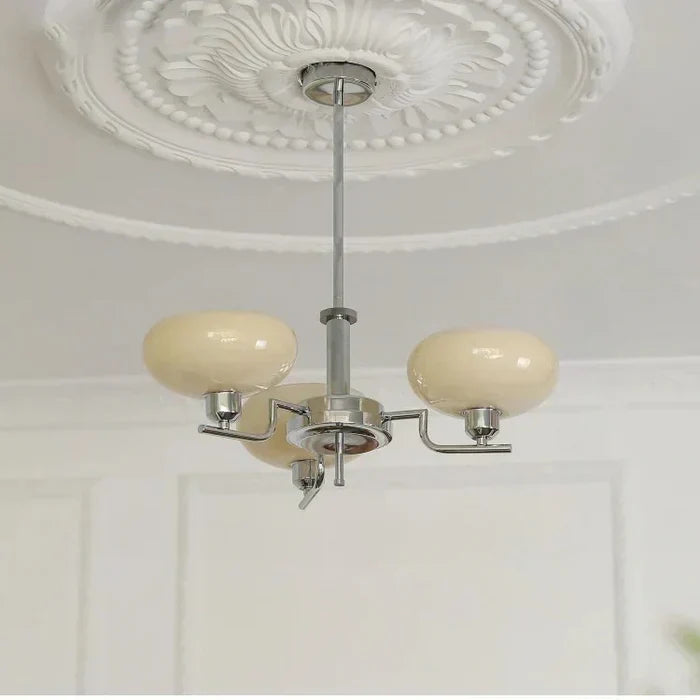 Moderne lysekrone med opalglas skærme