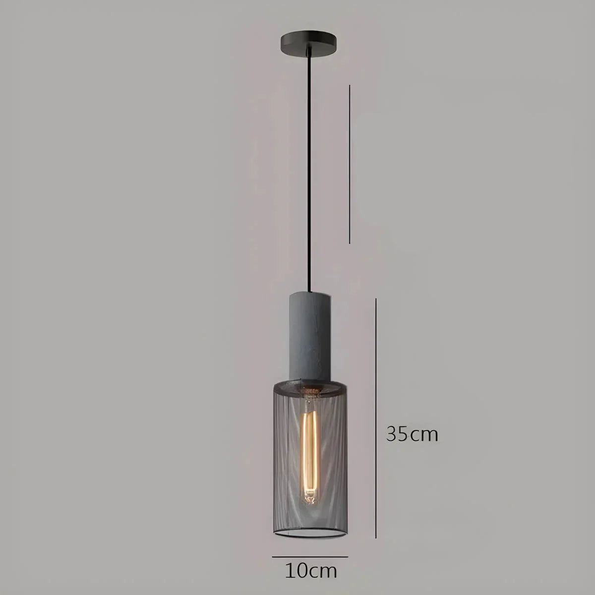Industriel pendellampe med metallisk trådskærm og LED