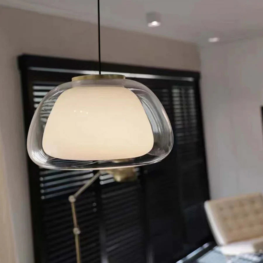Moderne pendellampe med dobbelt glasskærm og LED