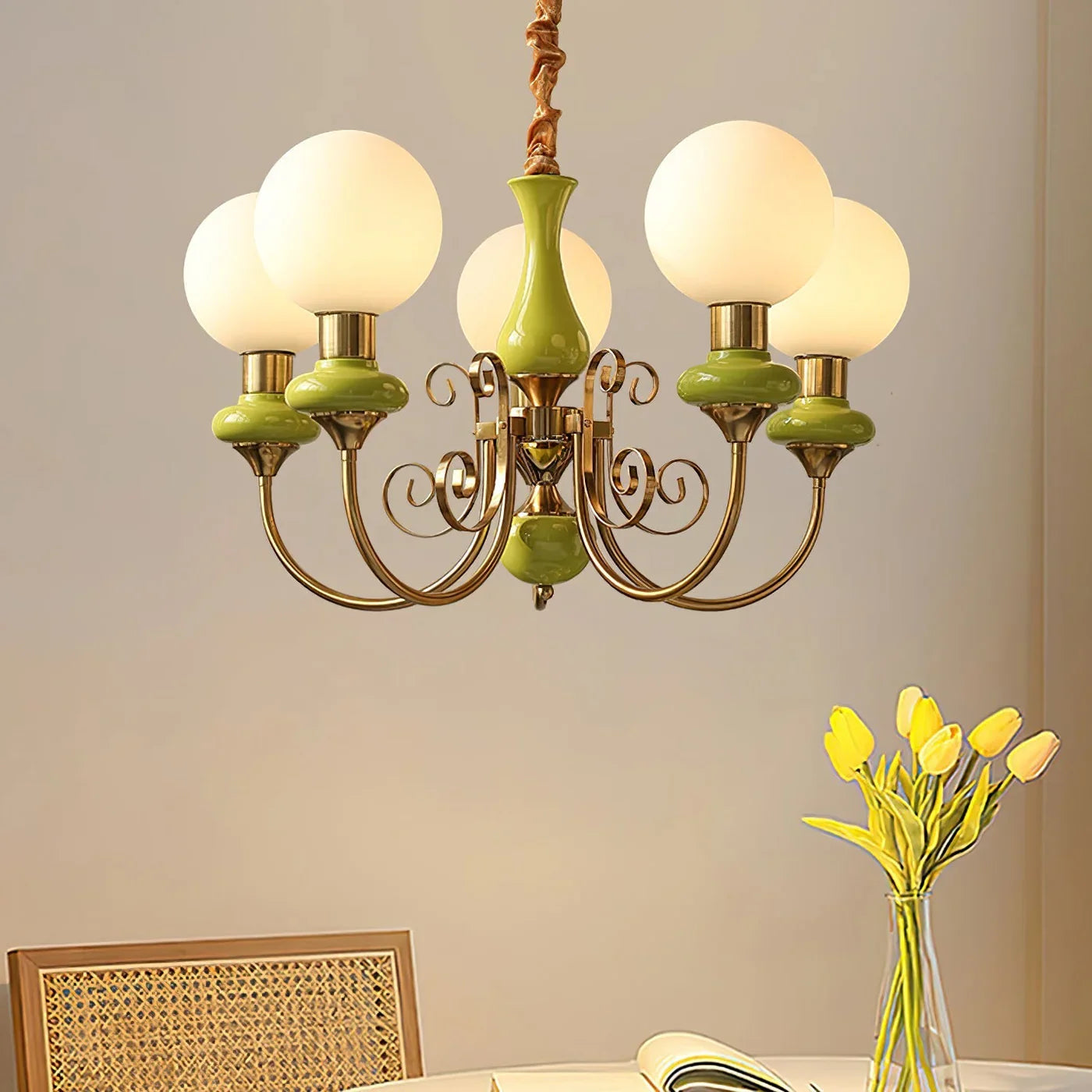 Elegant retro lysekrone med grønne detaljer