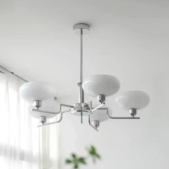 Moderne lysekrone med opalglas skærme