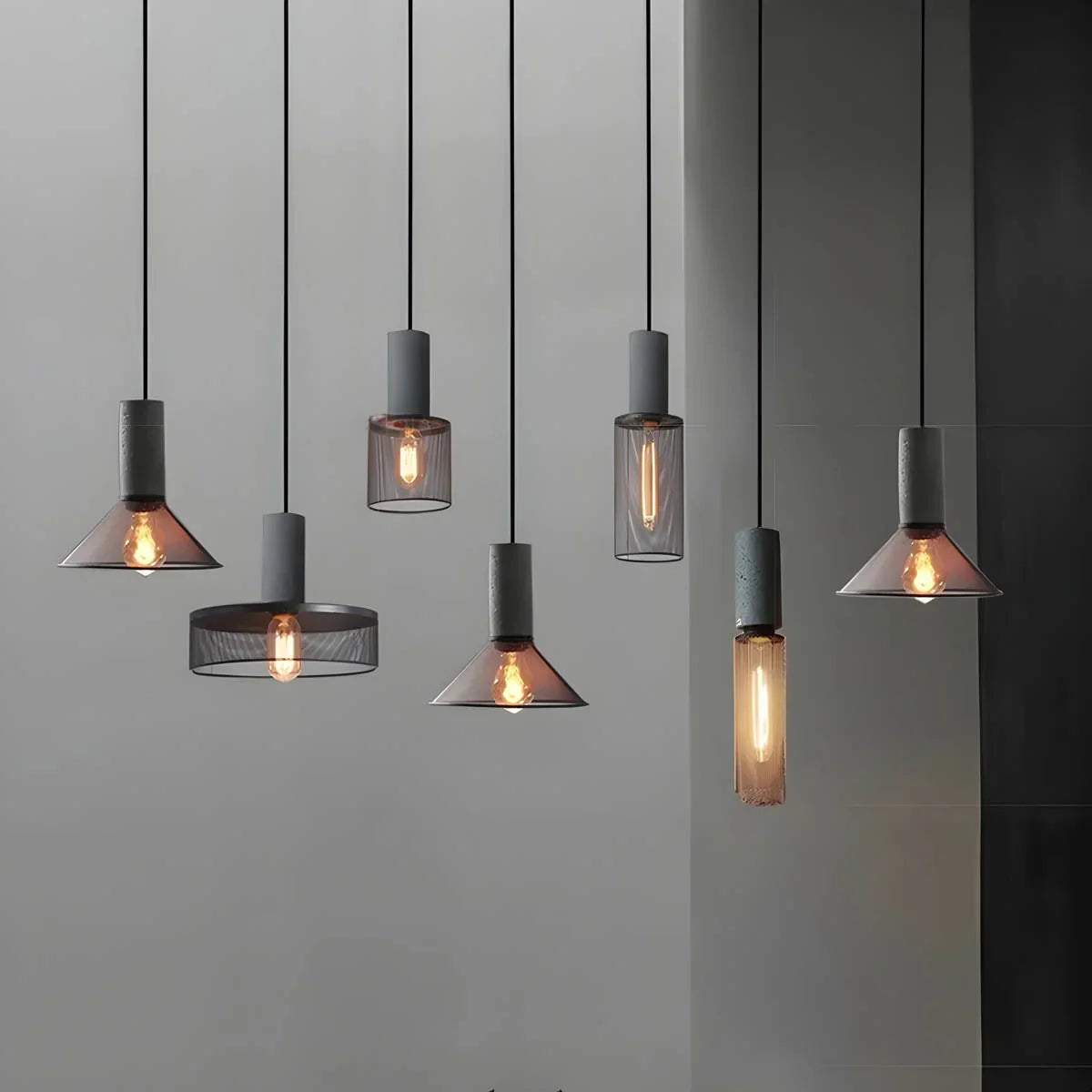 Industriel pendellampe med metallisk trådskærm og LED
