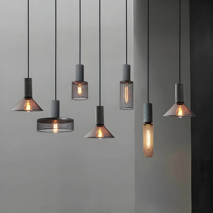 Industriel pendellampe med metallisk trådskærm og LED