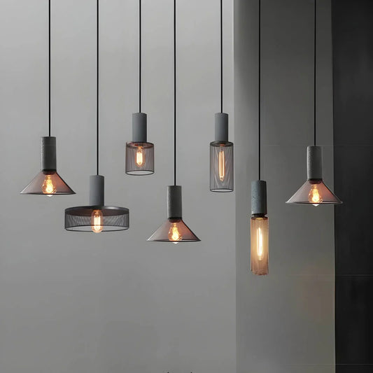 Industriel pendellampe med metallisk trådskærm og LED