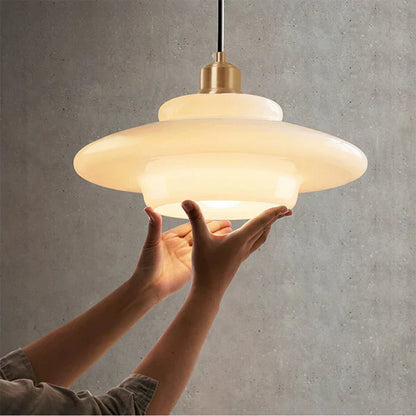Pendellampe med Mælkehvidt Glas