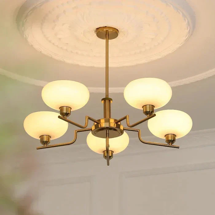 Moderne lysekrone med opalglas skærme