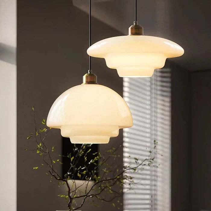 Pendellampe med Mælkehvidt Glas