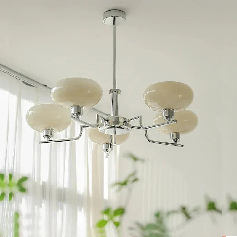 Moderne lysekrone med opalglas skærme