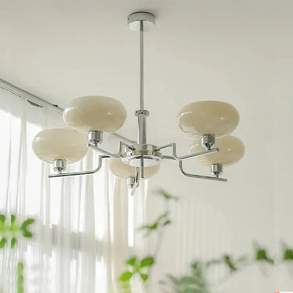 Moderne lysekrone med opalglas skærme