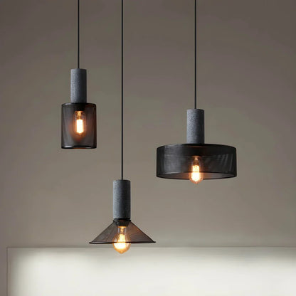 Industriel pendellampe med metallisk trådskærm og LED