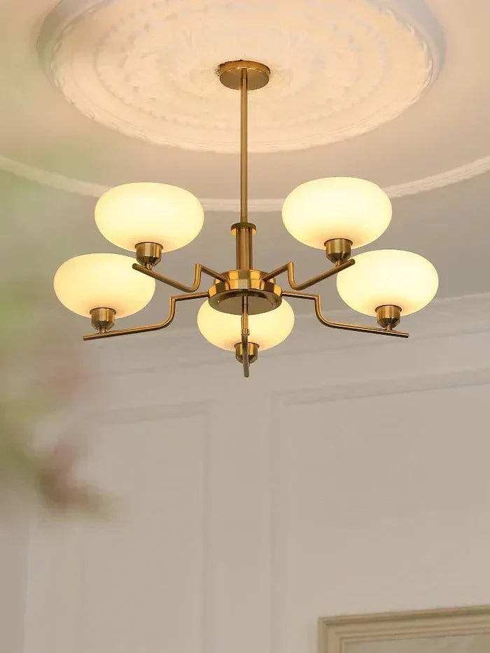Moderne lysekrone med opalglas skærme
