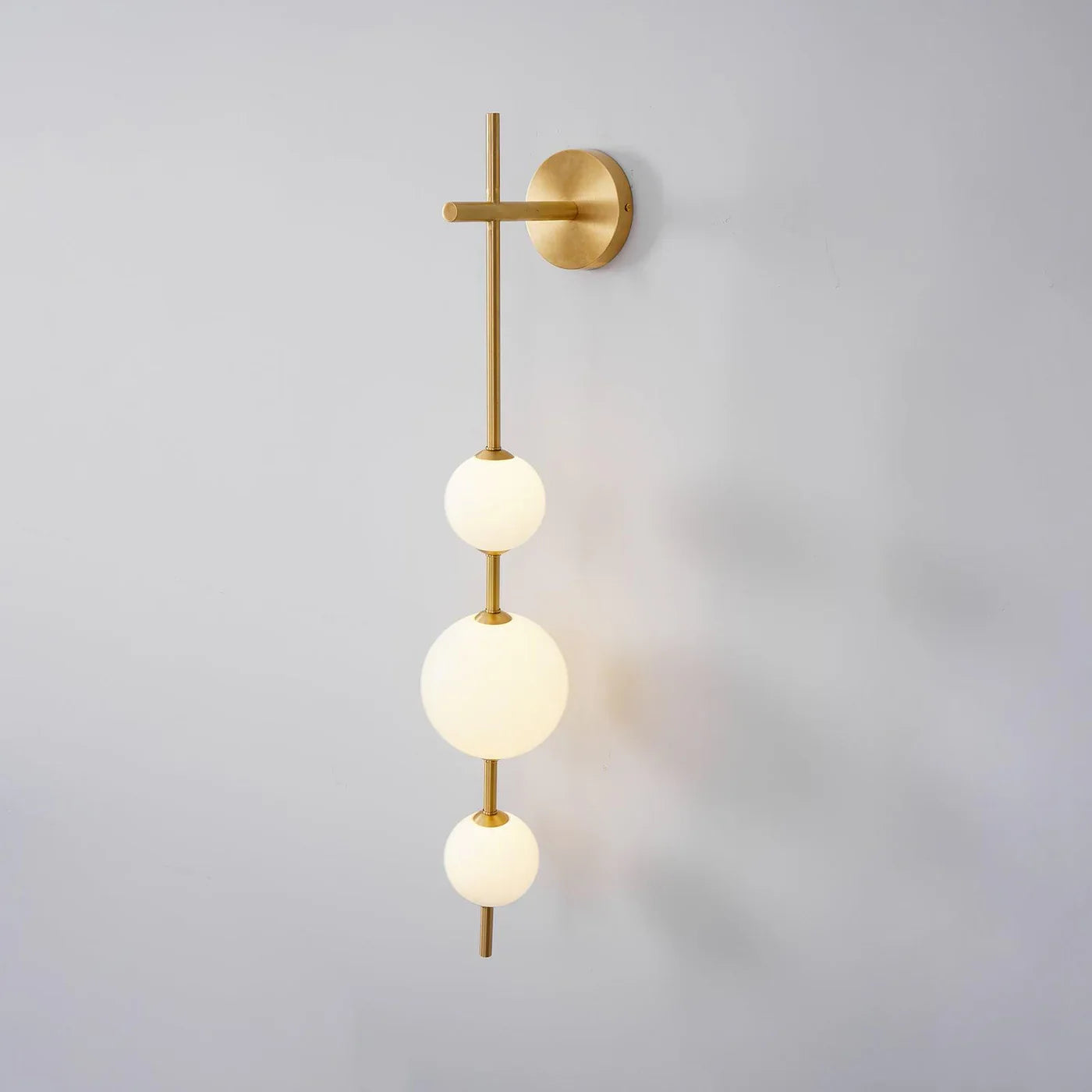Moderne geometrisk væglampe med LED-kugler