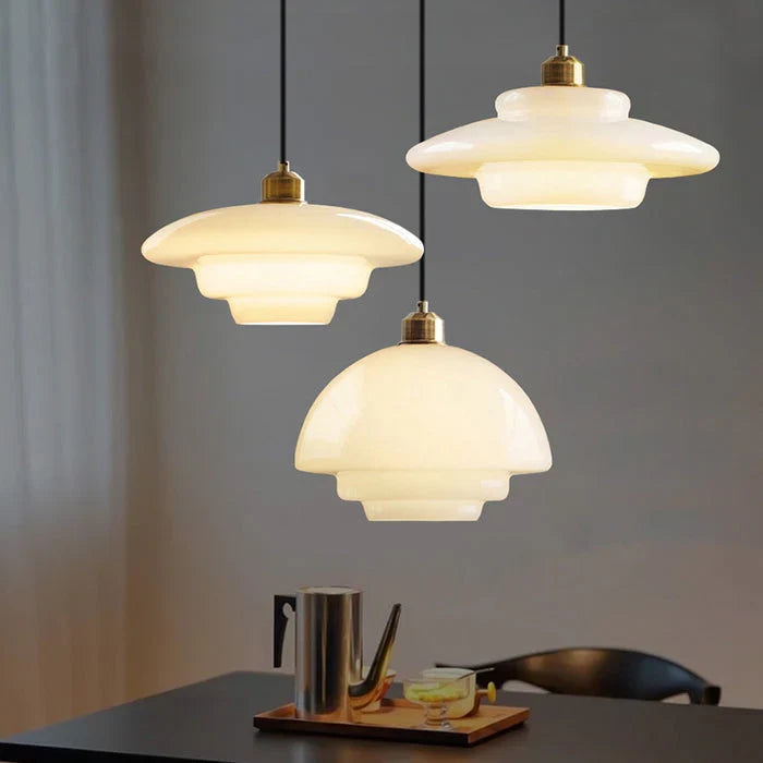 Pendellampe med Mælkehvidt Glas