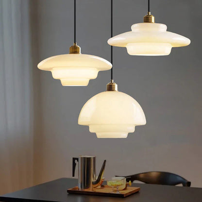 Pendellampe med Mælkehvidt Glas