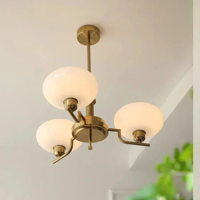 Moderne lysekrone med opalglas skærme