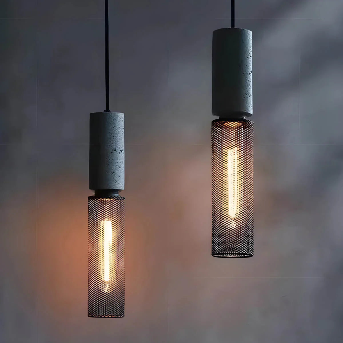 Industriel pendellampe med metallisk trådskærm og LED