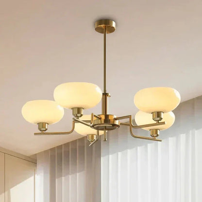 Moderne lysekrone med opalglas skærme