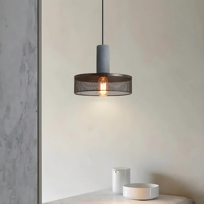 Industriel pendellampe med metallisk trådskærm og LED