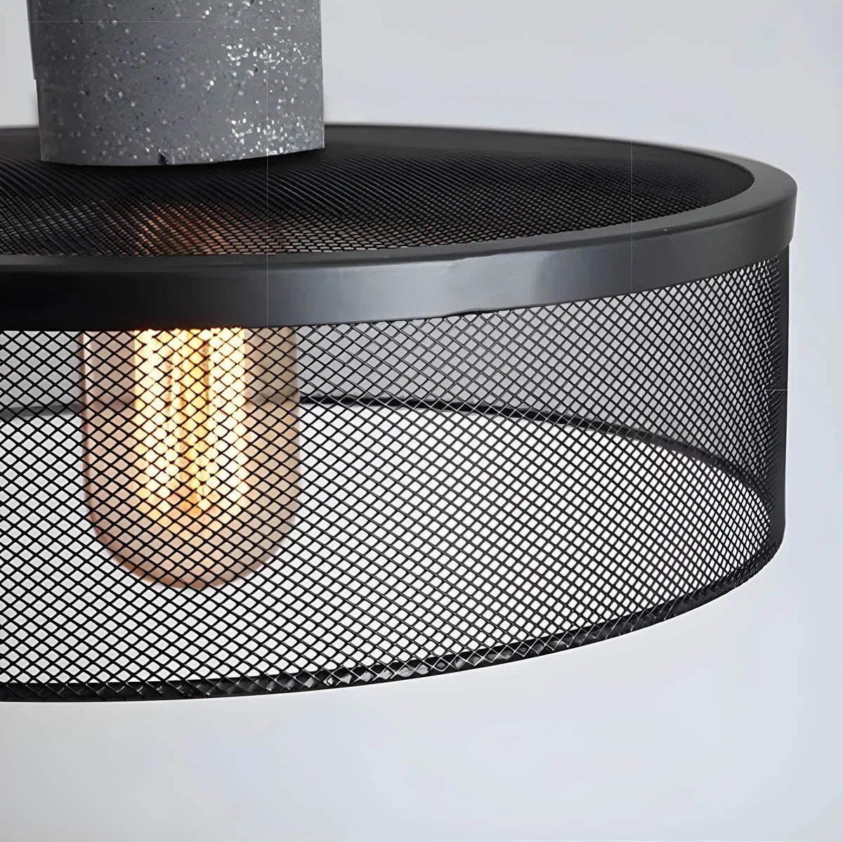 Industriel pendellampe med metallisk trådskærm og LED
