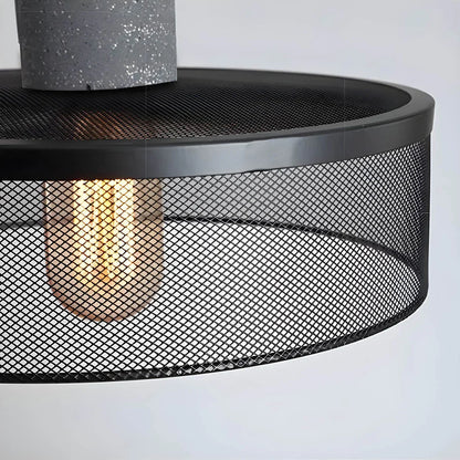 Industriel pendellampe med metallisk trådskærm og LED