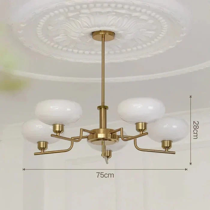 Moderne lysekrone med opalglas skærme