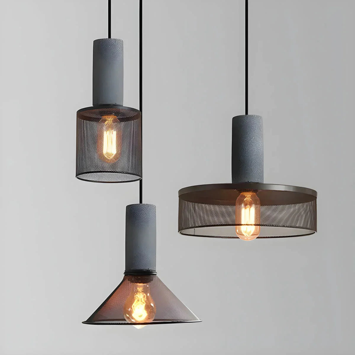 Industriel pendellampe med metallisk trådskærm og LED