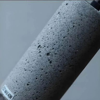 Industriel pendellampe med metallisk trådskærm og LED
