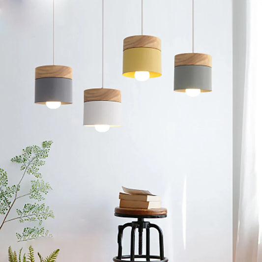 Skandinavisk Pendellampe med Metalkuppel og Trædetalje