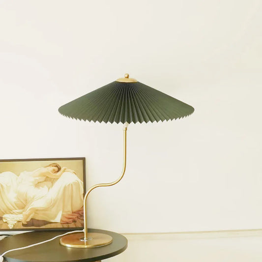 Bordlampe med plisseret skærm