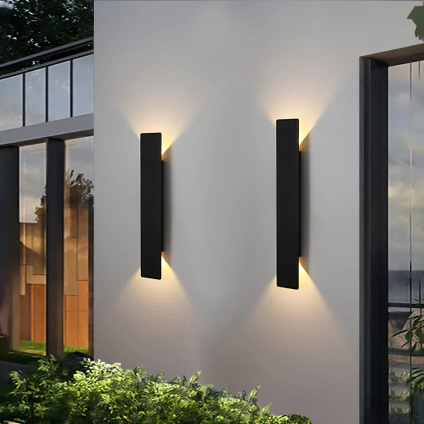 Moderne udendørs væglampe med LED op/ned-lys, IP65 vandtæt, vertikal design
