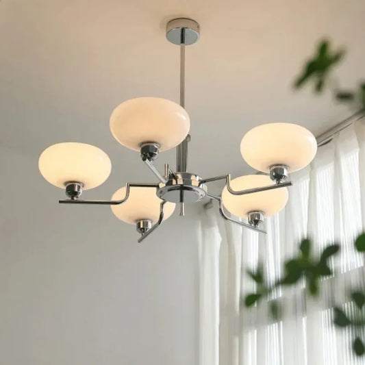 Moderne lysekrone med opalglas skærme