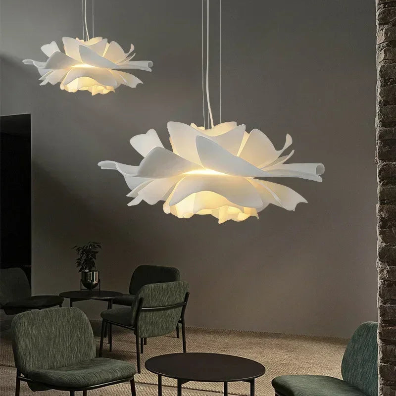 Pendellampe i lotusblomst-design – Dekorativ loftlampe med lagdelt skærm