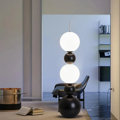 Moderne gulvlampe med kugledesign