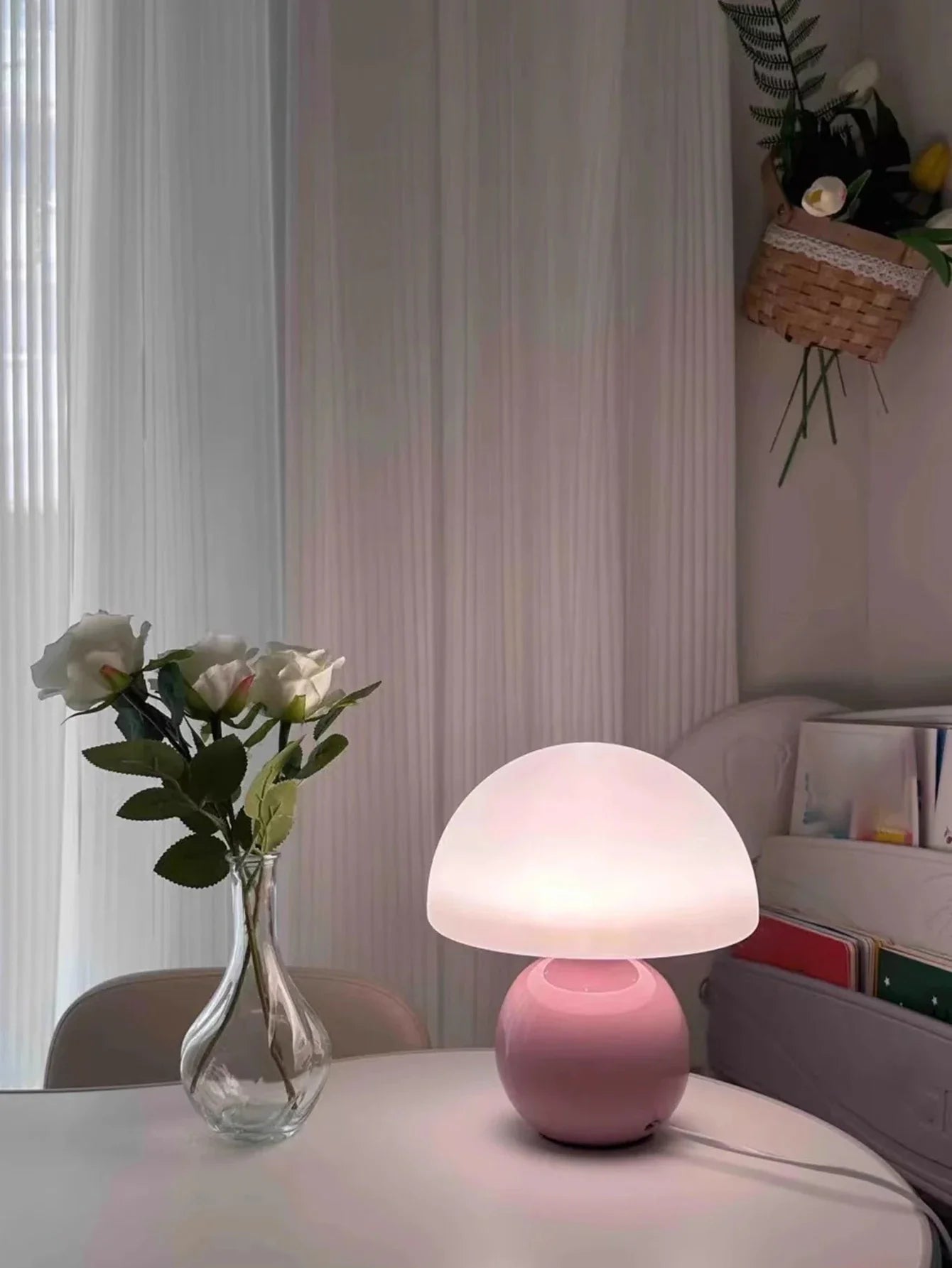 Moderne bordlampe med kugleformet fod og skærm i svampeform