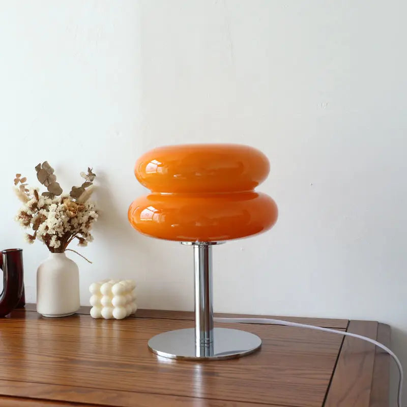 Designer bordlampe med retro-inspireret lampeskærm