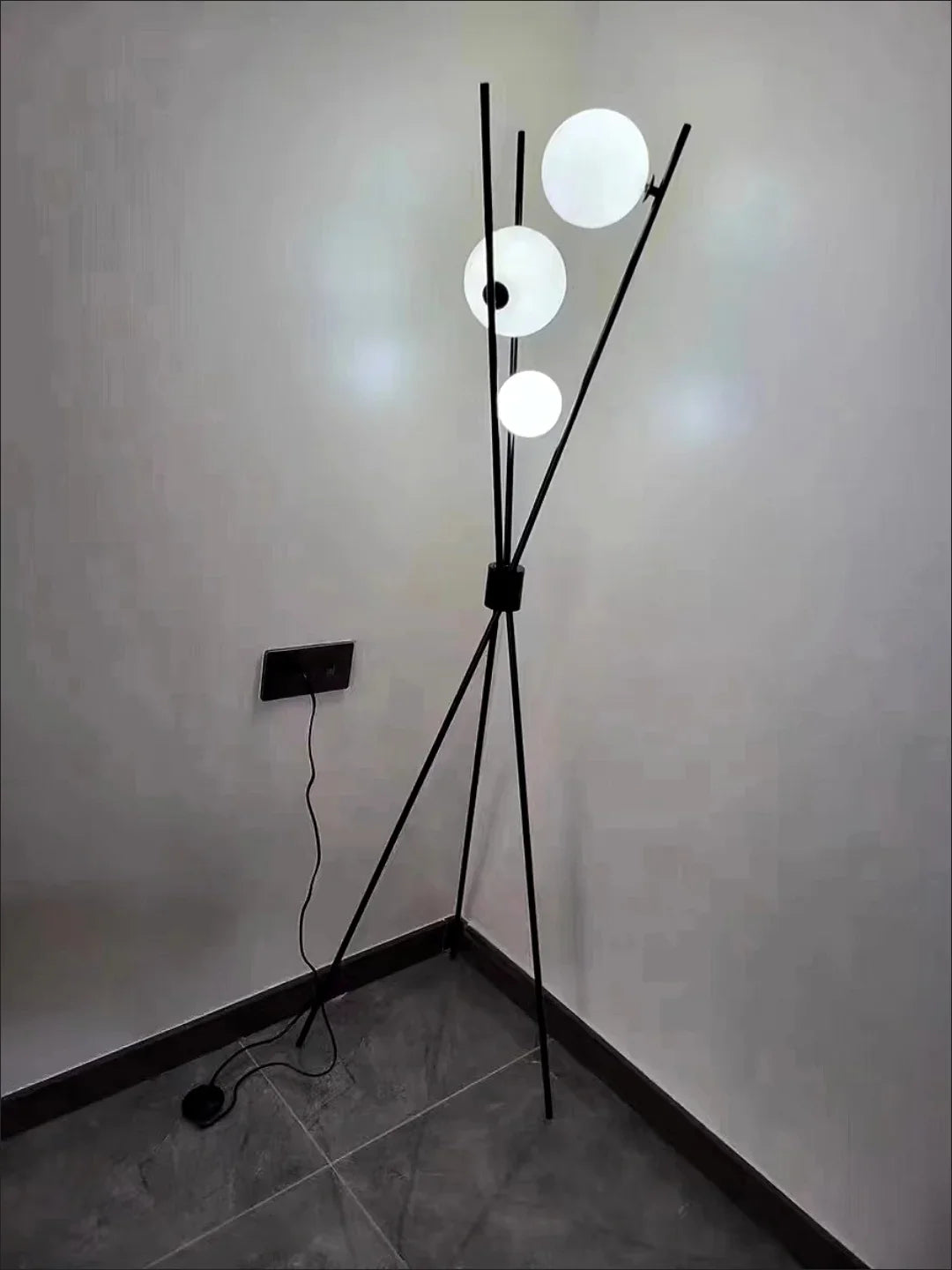 Designer LED Gulvlampe med Månekugleskærme – Bord- og Gulvlampe på Trefod