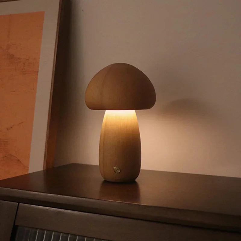 Træ-bordlampe med LED i svampeform – hyggeligt nattelys