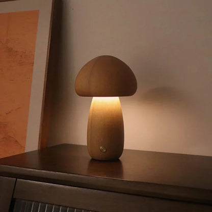 Træ-bordlampe med LED i svampeform – hyggeligt nattelys