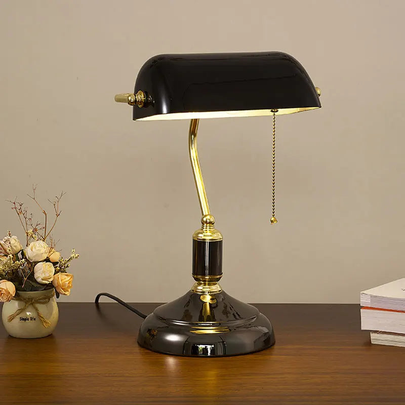 Klassisk Retro Bordlampe i Vintage Stil