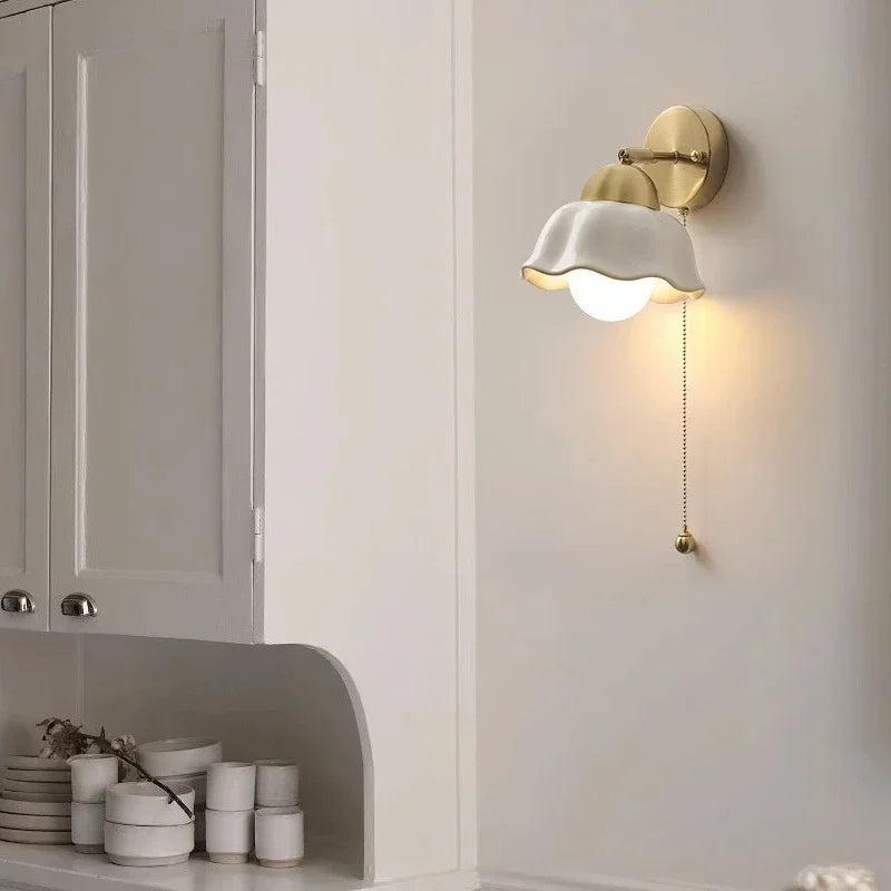 Væglampe med bølget skærm og kæde