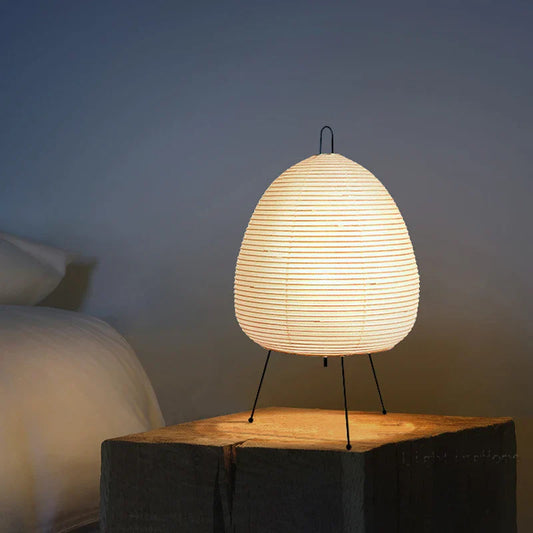 Moderne bordlampe med rispapirsskærm på trefod – LED
