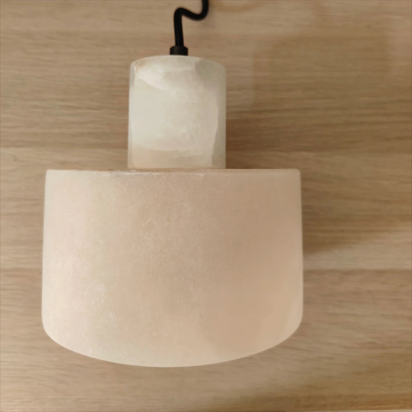 Pendellampe med Marmorkuppel – Minimalistisk Elegance