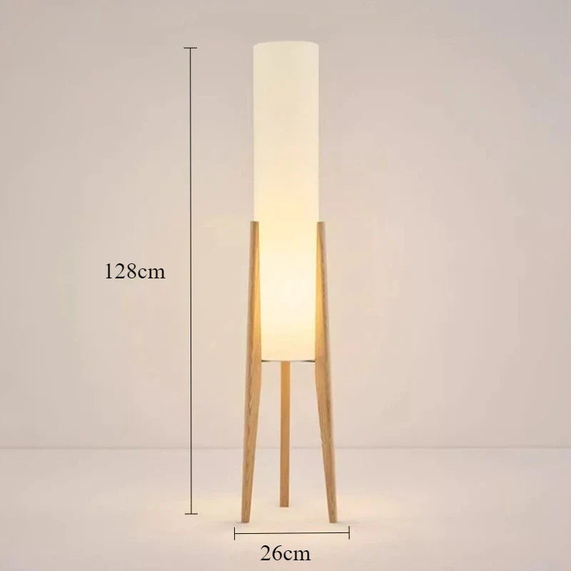 Moderne gulvlampe med træben og cylindrisk skærm