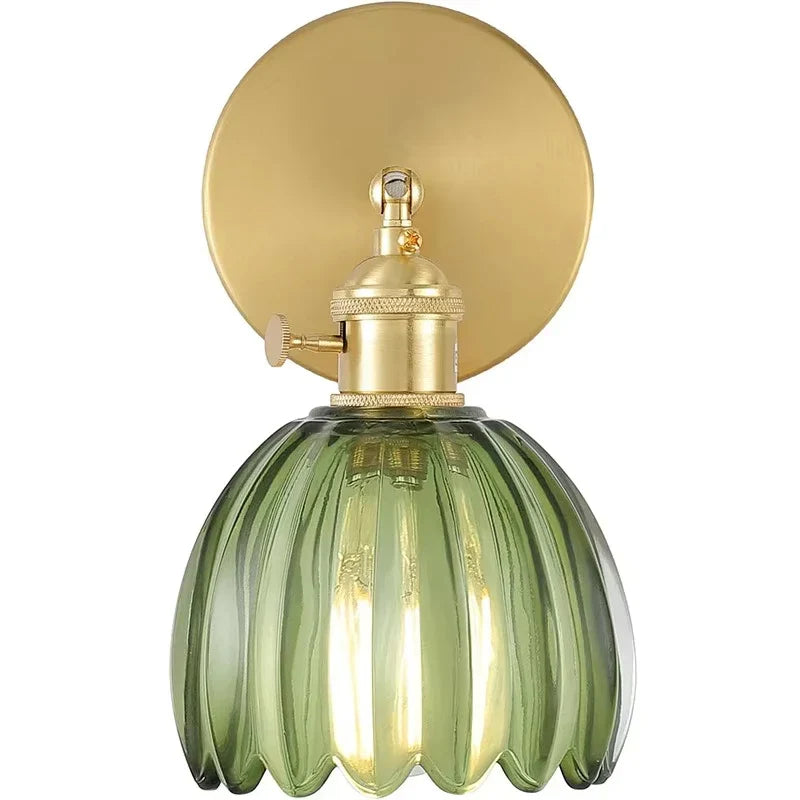 Retro væglampe med tulipanformet glasskærm og guldfinish
